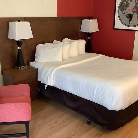 Ramada By Wyndham Arnprior Hotell Eksteriør bilde