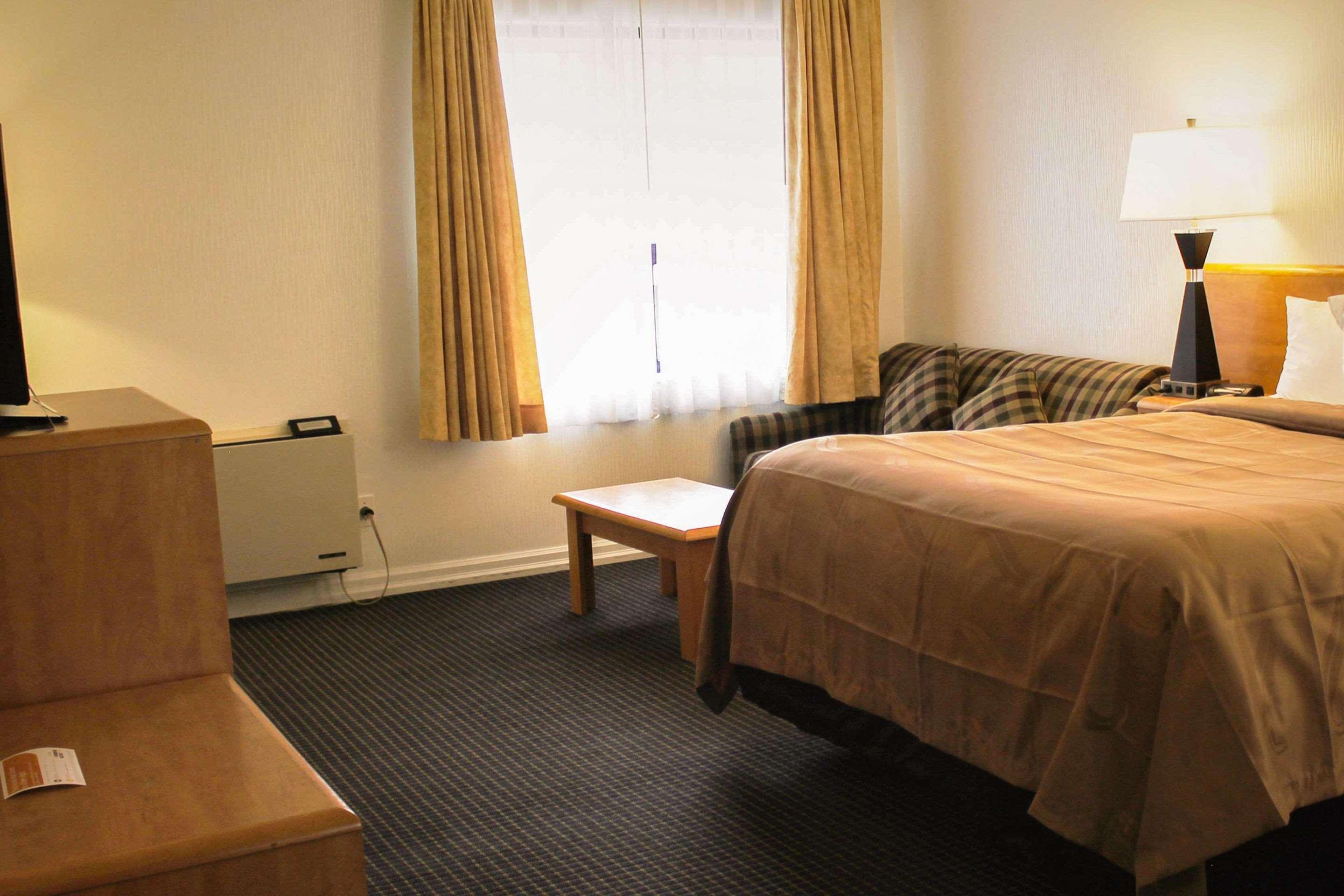 Ramada By Wyndham Arnprior Hotell Eksteriør bilde